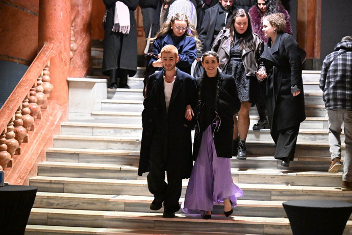 Sarah Haváčová odchází ze slavnostní premiéry.