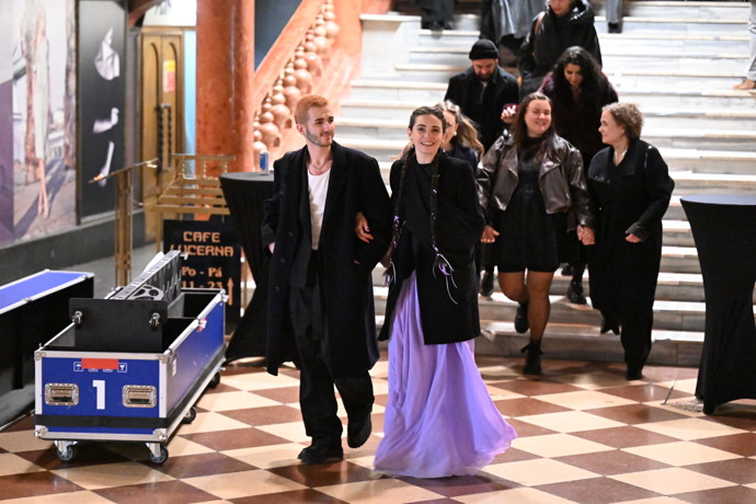 Sarah Haváčová v doprovodu kamaráda.