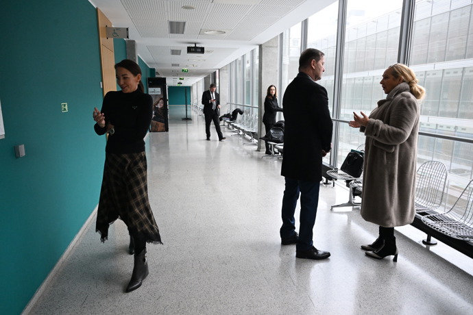 Agáta Hanychová si šla přečíst papír u soudní místnosti.