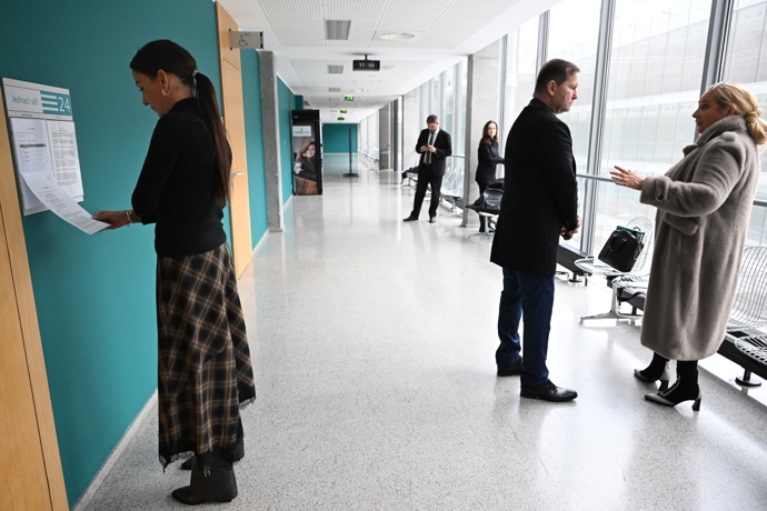 Vypadalo to však, že poslouchá, co si Soukup s advokátkou říkají.