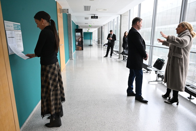 Agáta Hanychová si šla přečíst, co se píše na listu.