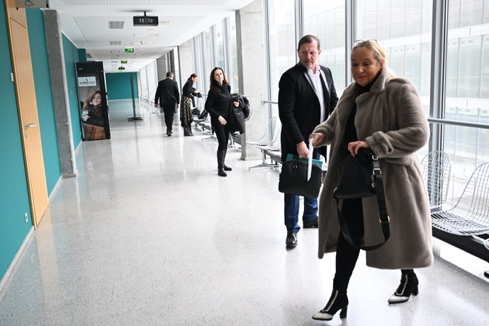 Jaromír Soukup s advokátkou Mgr. Lenkou Radoňovou míří do soudní síně.