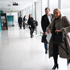 Jaromír Soukup s advokátkou míří do soudní síně.