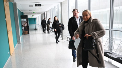 FOTO: Jaromír Soukup s advokátkou míří do soudní síně.