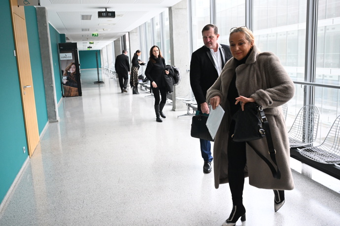 Jaromír Soukup s advokátkou míří do soudní síně.