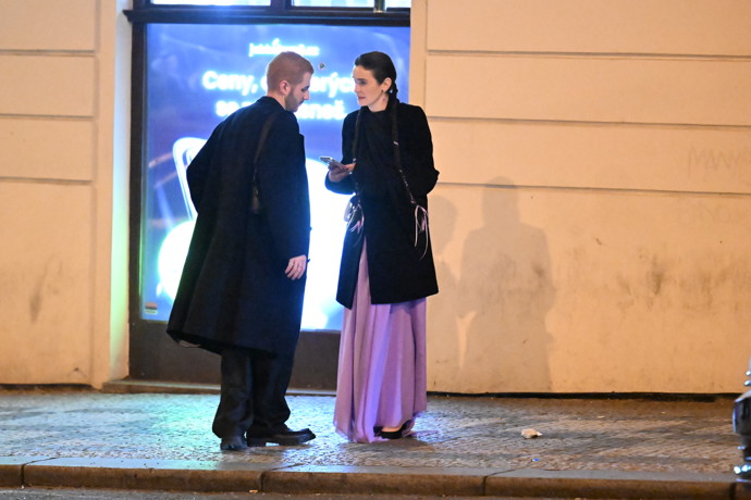 Sarah Haváčová se svým doprovodem čeká na taxi.