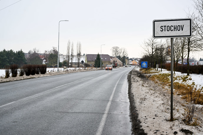 Městečko Stochov, kde pobýval vrah Jiří Straka.