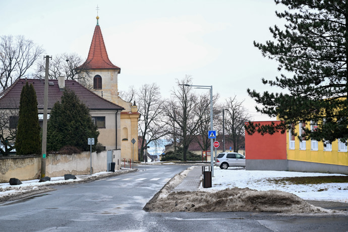 Městečko Stochov, kde pobýval vrah Jiří Straka.