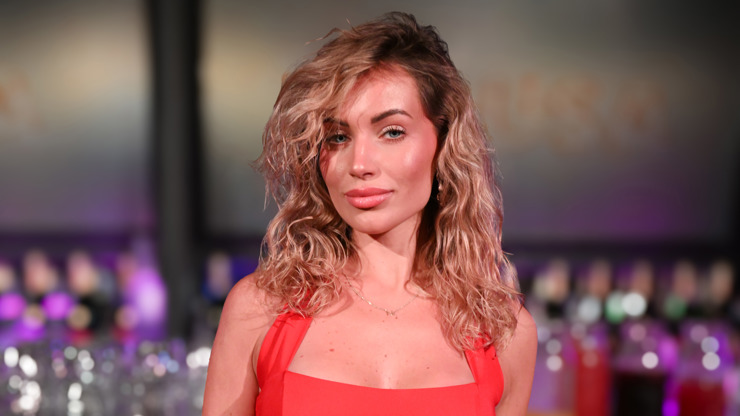 Natálie Kočendová v červených šatech.