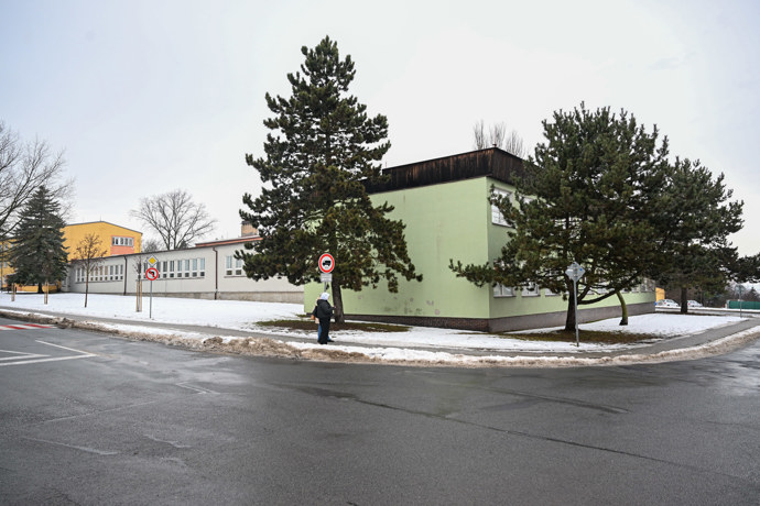 Budova bývalého internátu ve Stochově.