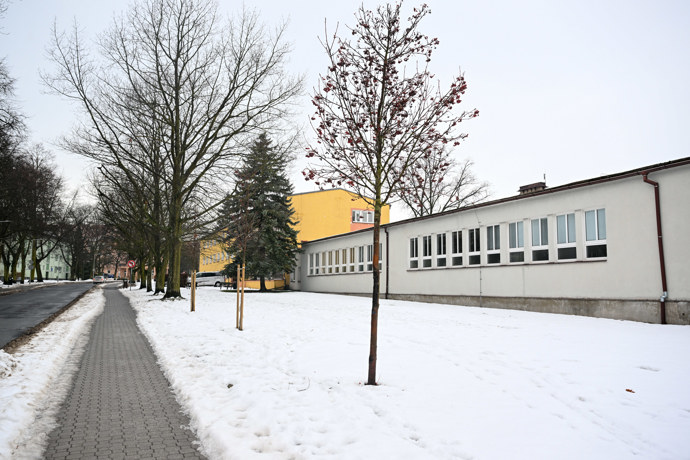 Budova bývalého internátu ve Stochově.