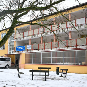 Bývalý internát ve Stochově, kde pobýval Jiří Straka.