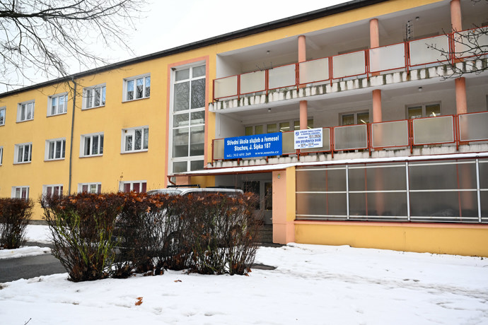 Z bývalého internátu je dnes střední škola.