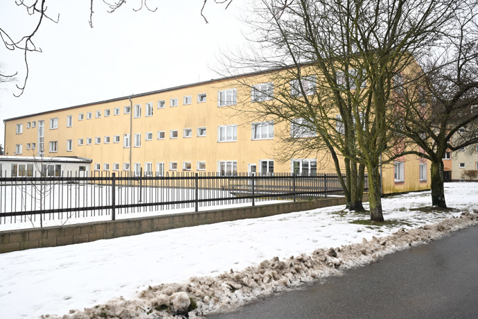 Budova bývalého internátu ve Stochově.