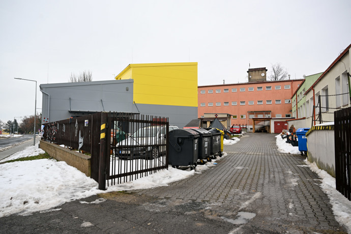 Budova bývalého internátu ve Stochově.