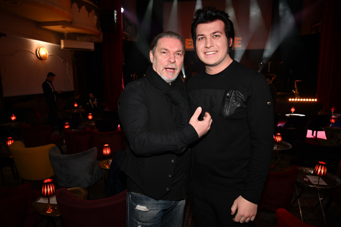 Setkání v pražském kabaretu se povedlo na výbornou. 