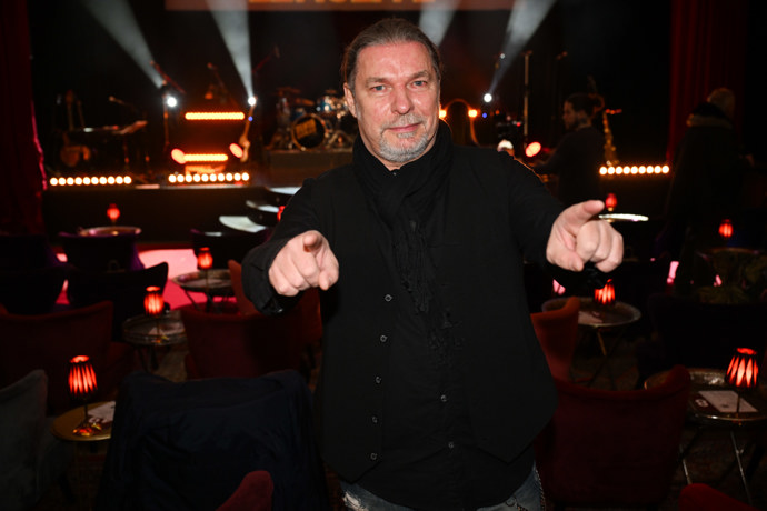 Řekli byste do něj, že už je trojnásobným dědečkem? 