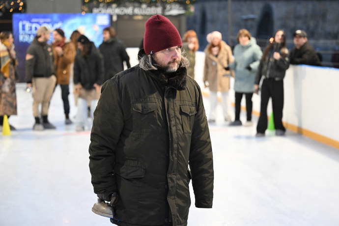 Felix Slováček mladší si zahrál curling se žehličkou.