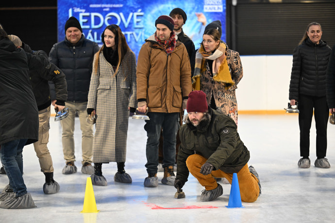 Felix Slováček mladší si zahrál curling se žehličkou.