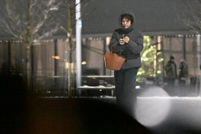 Martha Issová odcházela ze smutečního karu.