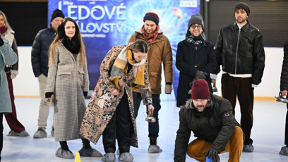 FOTO: Felix Slováček mladší při curlingu.