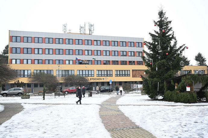 Náměstí ve Stochově, kde pobýval Jiří Straka.