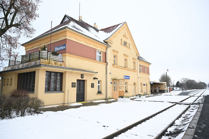 Vlaková stanice Stochov, odkud Jiří Straka jezdil do Prahy.