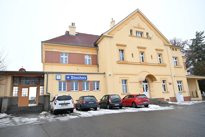 Vlaková stanice Stochov, odkud Jiří Straka jezdil do Prahy.