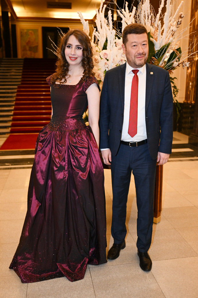 Tomio Okamura se svým doprovodem.