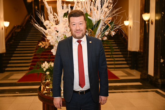 Tomio Okamura ve společnosti. 