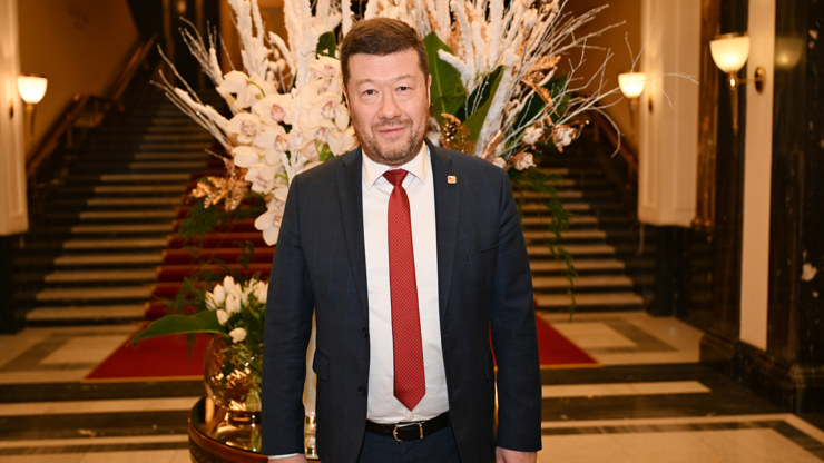 Tomio Okamura ve společnosti. 