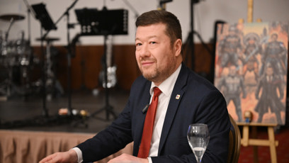 FOTO: Tomio Okamura na plese hasičů.