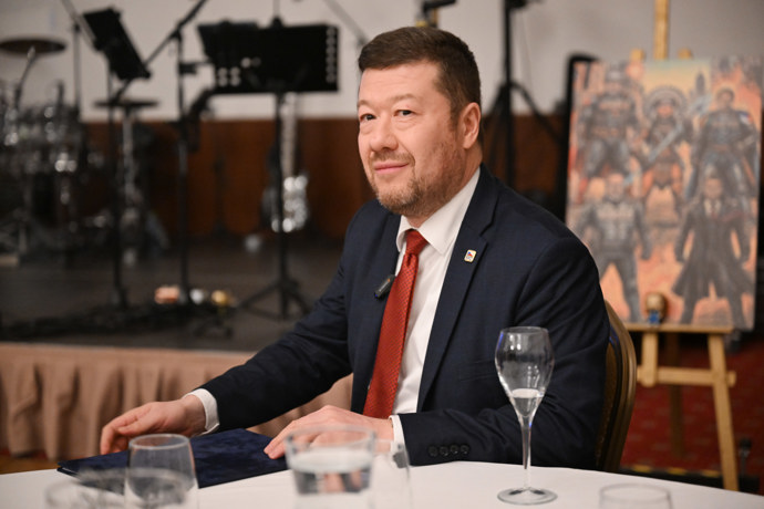 Tomio Okamura na plese hasičů.