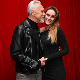 Manželé jsou viditelně zamilovaní. 