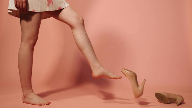 Bosé boty: Trend, který mění pohled na běžnou obuv