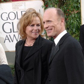 Amy Madigan a Ed Harris se naposledy objevili na Zlatých globech v roce 2006. Takto jim to tehdy slušelo.