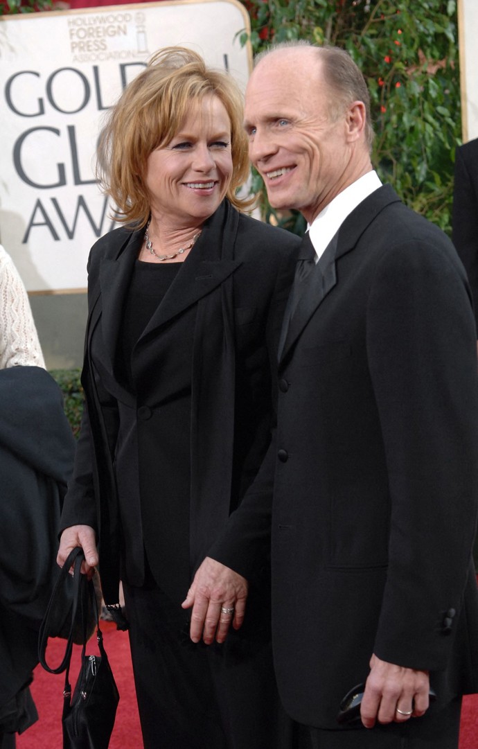 Amy Madigan a Ed Harris se naposledy objevili na Zlatých globech v roce 2006. Takto jim to tehdy slušelo.