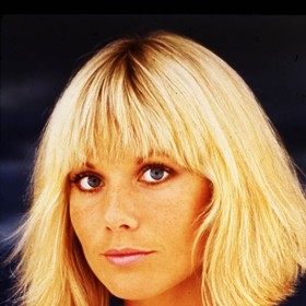 Pro Glynis přitom byly v osmdesátých letech výrazné černé oční linky (vedle ikonického blond mikáda a s ofinou) prakticky poznávacím znamením.