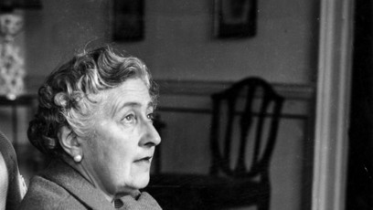 FOTO: Agatha Christie v mládí nechodila do školy a vzdělávala se doma. Sama se naučila číst v pěti letech.