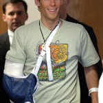 Dobrodruh Aron Ralston strávil v dubnu 2003 pět dní uvězněný v kaňonu poté, co mu balvan zavalil ruku. Vyprostit se dokázal až díky amputaci, kterou si sám provedl. Už v květnu téhož roku se objevil na tiskové konferenci ke své záchraně (viz foto).