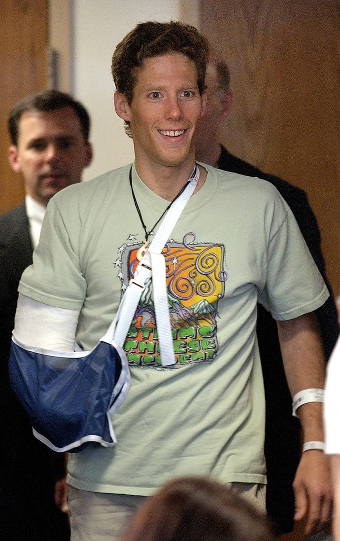 Dobrodruh Aron Ralston strávil v dubnu 2003 pět dní uvězněný v kaňonu poté, co mu balvan zavalil ruku. Vyprostit se dokázal až díky amputaci, kterou si sám provedl. Už v květnu téhož roku se objevil na tiskové konferenci ke své záchraně (viz foto).