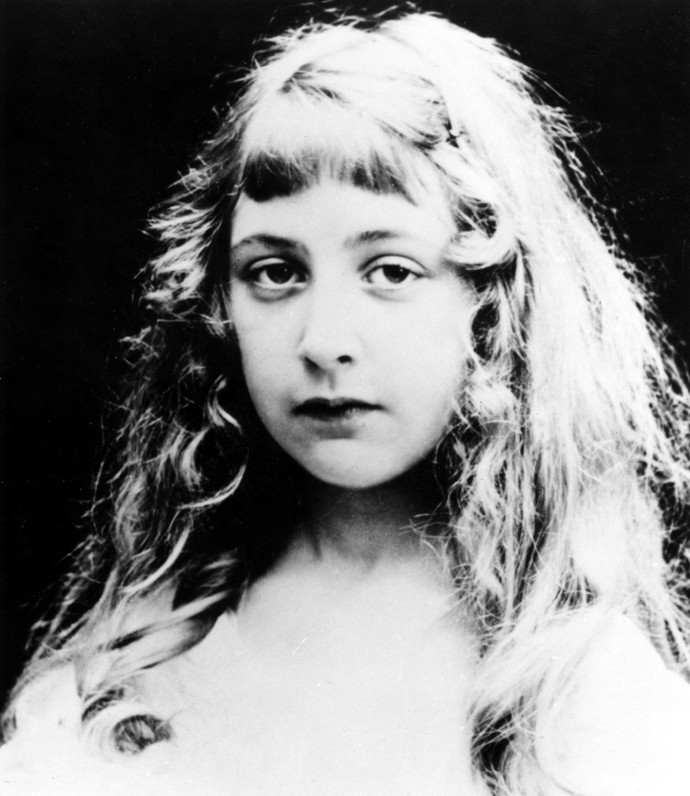 Agata Christie snila o kariéře operní pěvkyně nebo pianistky. 