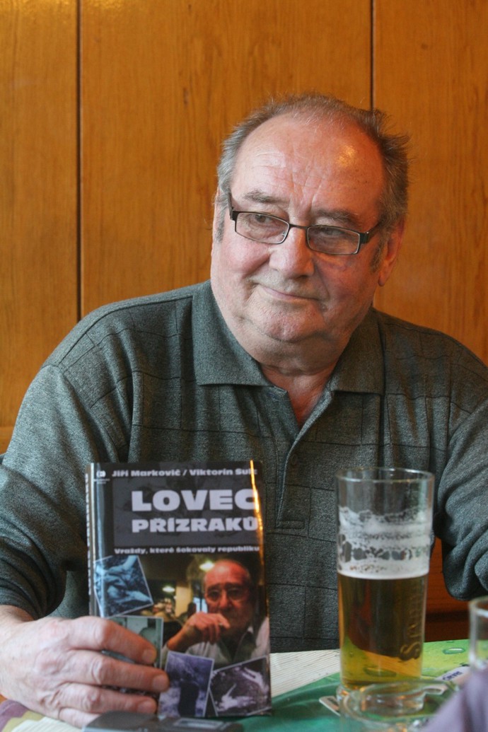 Kriminalista Jiří Markovič se svou knihou Lovci přízraků.