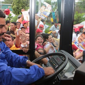 Nicolás Maduro začínal jako řidič autobusu. 