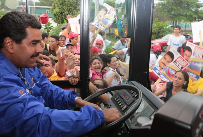 Nicolás Maduro začínal jako řidič autobusu. 