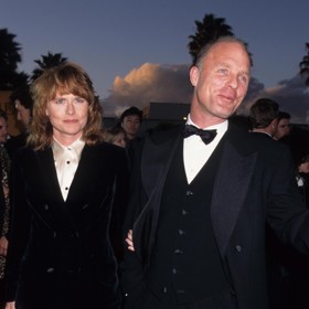 Takto se Amy a Ed vymódili na Zlaté Globy v roce 1996 a hereččin stylista bez rozpaků přiznává, že se jejich outfity letos inspiroval.