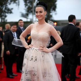 Značka Valentino vždy tvořila šaty svým klientkám na míru nejen vizuálně. To potvrzuje i tato róba zpěvačky Katy Perry