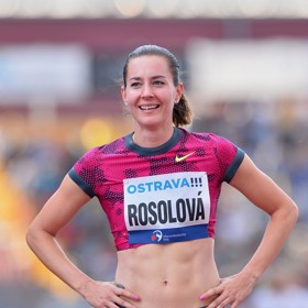 Denisa Helceletová (dříve Rosolová) je halovou vicemistryní světa ve štafetě na 4x400 metrů, mistryní Evropy na 400 metrů překážek a halovou mistryní Evropy v běhu na 400 metrů.  Na vrcholu kariéry měla dokonale vypracovanou postavu.