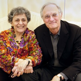 Manželé Aldovi si pořídili celkem tři dcery - Eve, která je psycholožkou, Elizabeth, učící děti se speciálními potřebami, a Beatrice, jež coby herečka kráčí v tátových stopách.