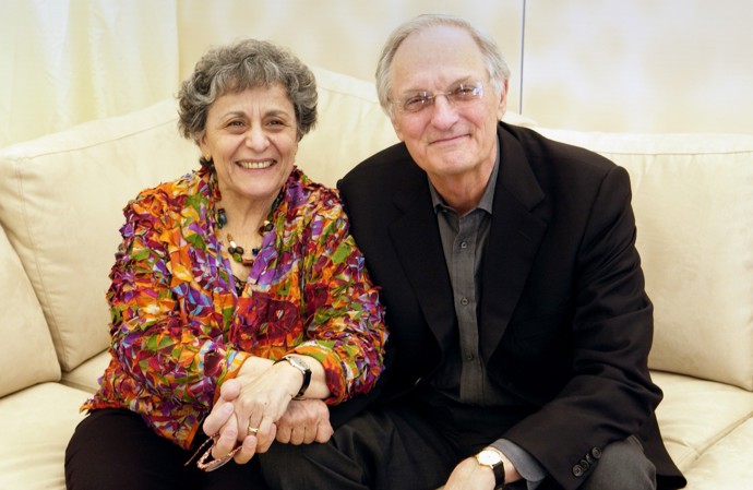 Manželé Aldovi si pořídili celkem tři dcery - Eve, která je psycholožkou, Elizabeth, učící děti se speciálními potřebami, a Beatrice, jež coby herečka kráčí v tátových stopách.